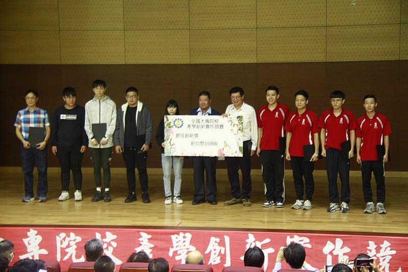 崑大應材系榮獲2023全國院校產學創新實作競賽最佳創新獎,現場頒獎
