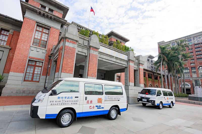 吳佳昀女士等人捐贈新竹市政府價值240萬元的中華得利卡平頂自排復康巴士2輛