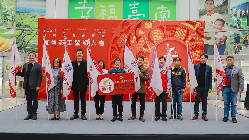 誓師大會上，由副市長趙卿惠(左5)代表黃偉哲市長一一授旗予志工代表