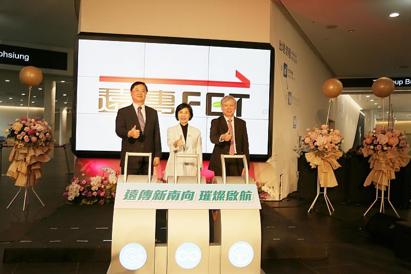 遠傳總經理井琪（中）、高雄市副市長羅達生（左）、臺灣港務公司董事長李賢義（右）出席「遠傳新南向　璀璨啟航」開幕茶會。