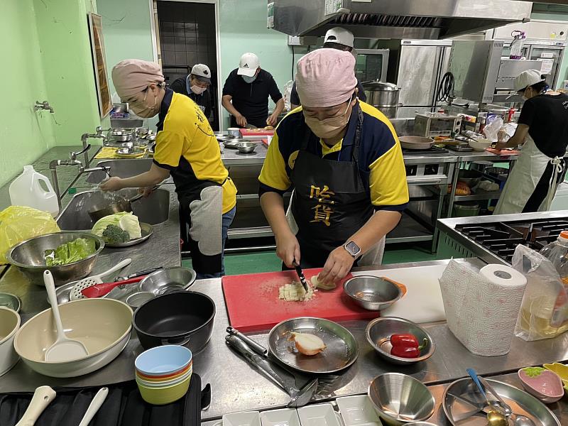 競賽團隊餐食烹飪實作情形