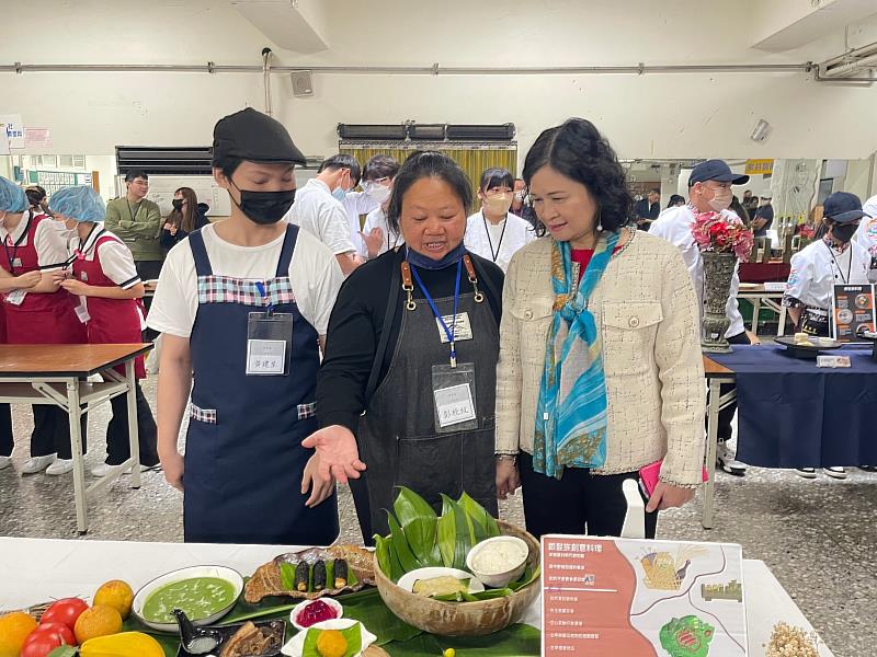 社會組參賽者向陳錦杏校長介紹銀髮創意餐食設計發想