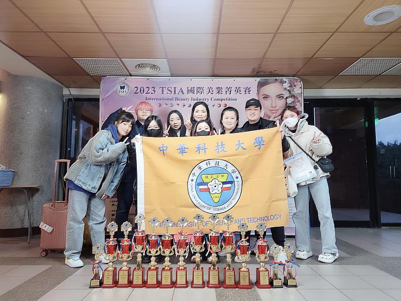 本次中華科大所有參賽同學及陳幼珍老師與所有獲得獎盃合影