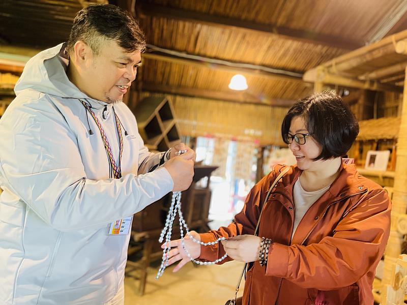 多元就業開發方案進當地原住民(左)在專家的協助下，重拾砂荖部落文化。進用人員向遊客介紹部落編織工藝文化