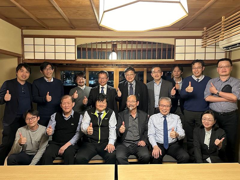 京都大學Kawamoto教授（前排右三）、Suzuki教授（後排左一）等與中國醫藥大學洪明奇校長（前排左三）所率領的代表團於討論會後合影