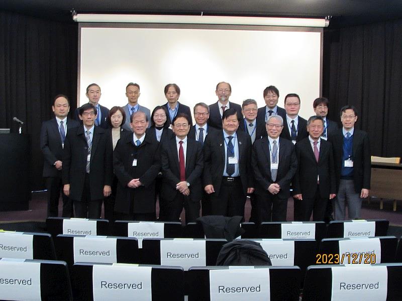 日本京都大學Minato校長（前排左三）率領教授群與中國醫藥大學洪明奇校長（前排右四）率領的研究團隊舉辦第一屆京都大學暨中國醫藥大學雙邊研討會。