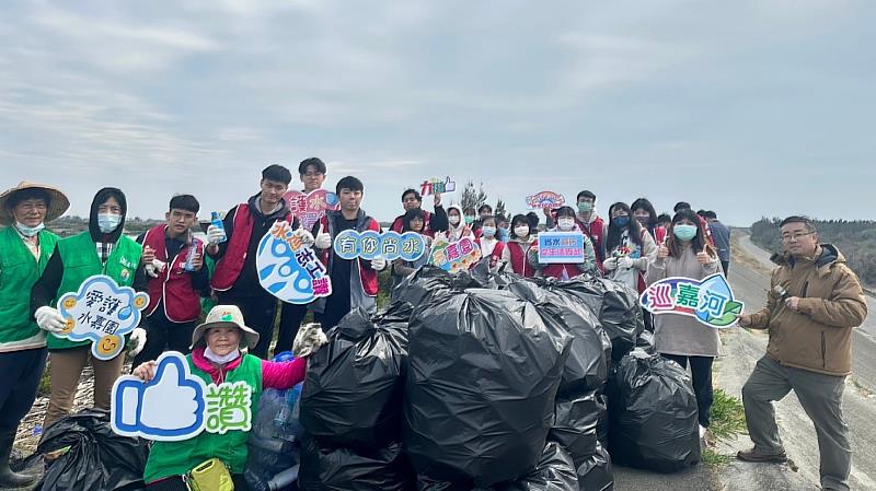 南華大學響應國際淨岸，青銀少共創環境行動，參與人員全體大合照。