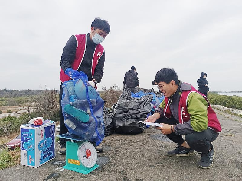 南華大學學生與社區夥伴共同淨岸，共撿拾可回收的資源物 536公斤、垃圾 73公斤。