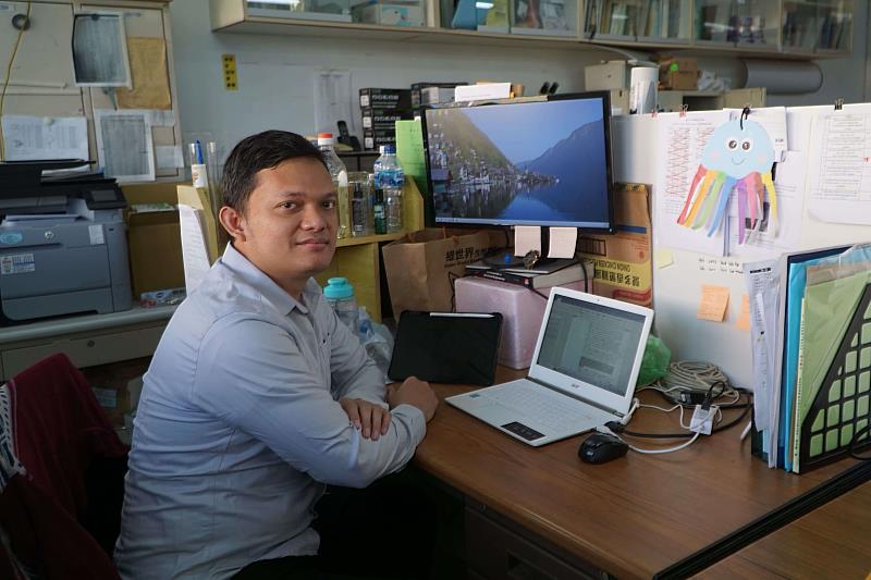 材料科學與工程系博士生Andromeda Dwi Laksono研究電子封裝的焊接材料，研究室桌上掛著遠在印尼的5歲兒子的美勞作品。