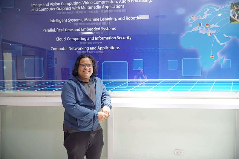 資訊工程系博士班Jose Jaena Mari Ople專攻機器學習，曾與母國菲律賓跨國合作研究。