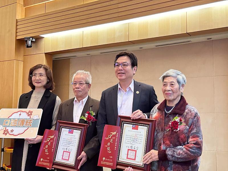 由劉和然副市長頒授證書予2位藝師