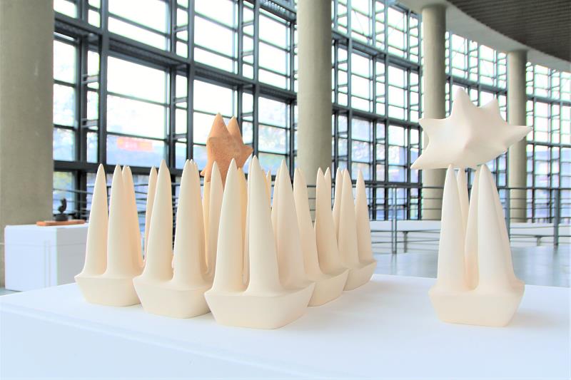 臺灣藝術家劉庭易《消逝的海洋記憶》，利用單一個體的造形，組件式的結構，詮釋海洋的意象特性。