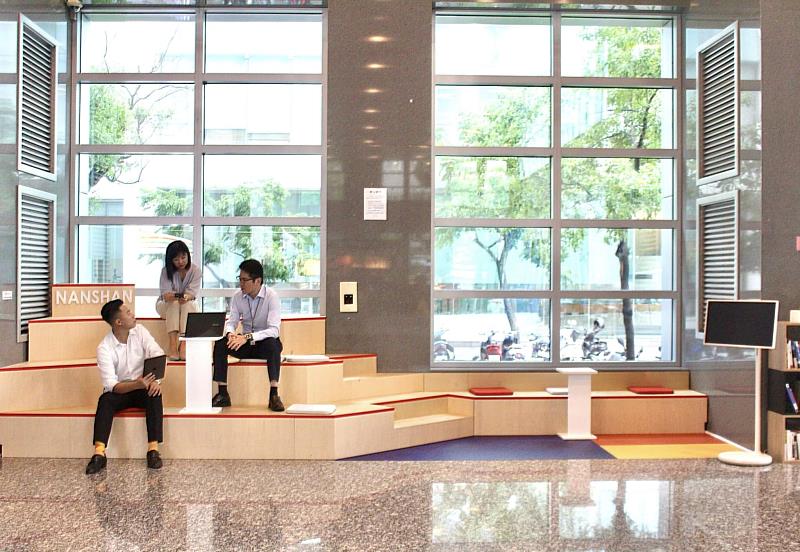 南山人壽將總公司大廳打造為方便同仁協作、溝通的環境。
