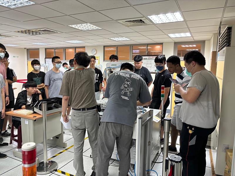 機器人系陳國泰教授指導機械手臂實習情形