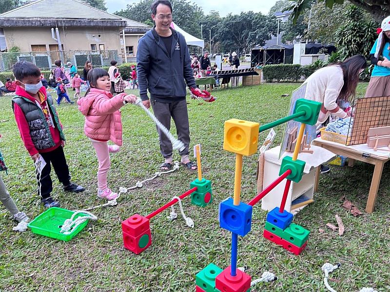 幼兒帶著家長體驗在校課程活動。