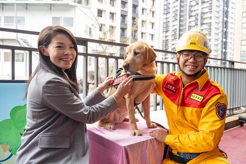 圖2.高市長為通過國家MRT救援能力認證的竹市搜救犬