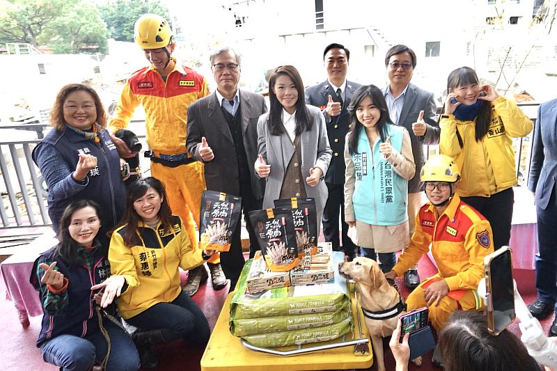 圖3.高市長為通過國家MRT救援能力認證的竹市搜救犬「CLAY」及「HENIN」授予1線4星階級章。