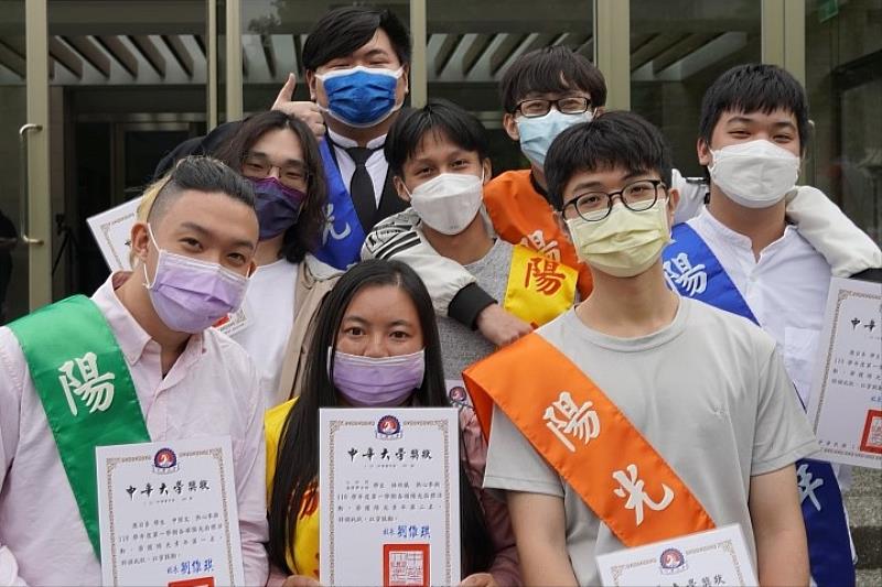 圖／中華大學推動特色「陽光青年全人教育」，每年定期舉辦頒獎典禮，鼓勵學生多參加陽光青年活動，為自己爭取榮耀！