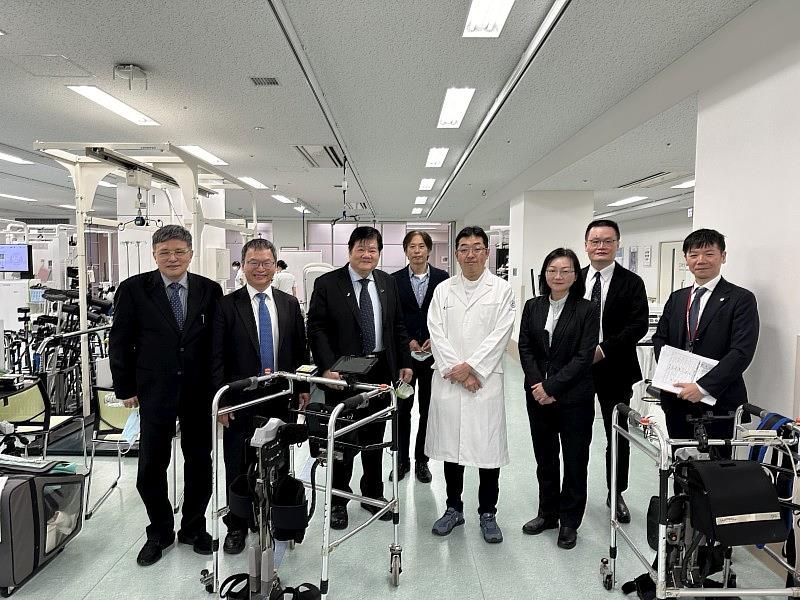 藤田醫科大學Kazuo Takahashi國際長(右一)帶領中醫大洪明奇校長(左三)代表團參訪新穎的復健醫療中心。