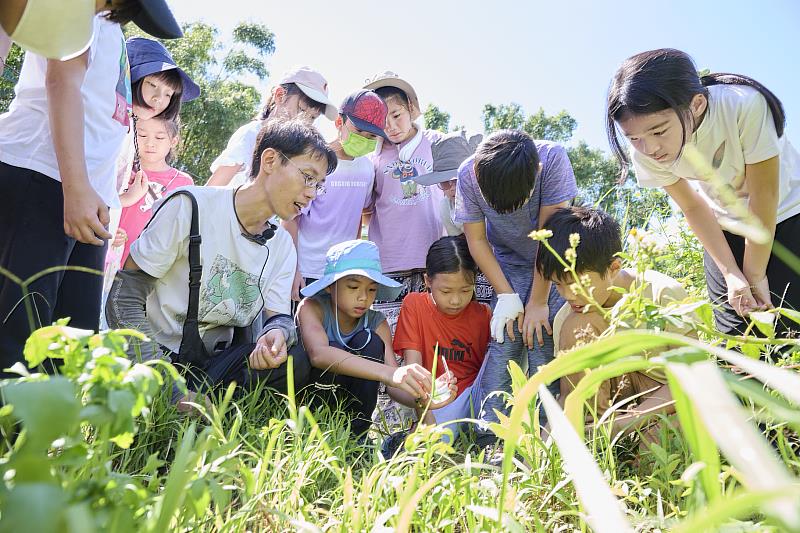 學童們走出教室，農園成為課堂學習的場域。