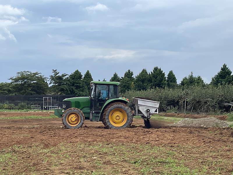 推廣農民機械施用禽畜糞堆肥，增進農田地力