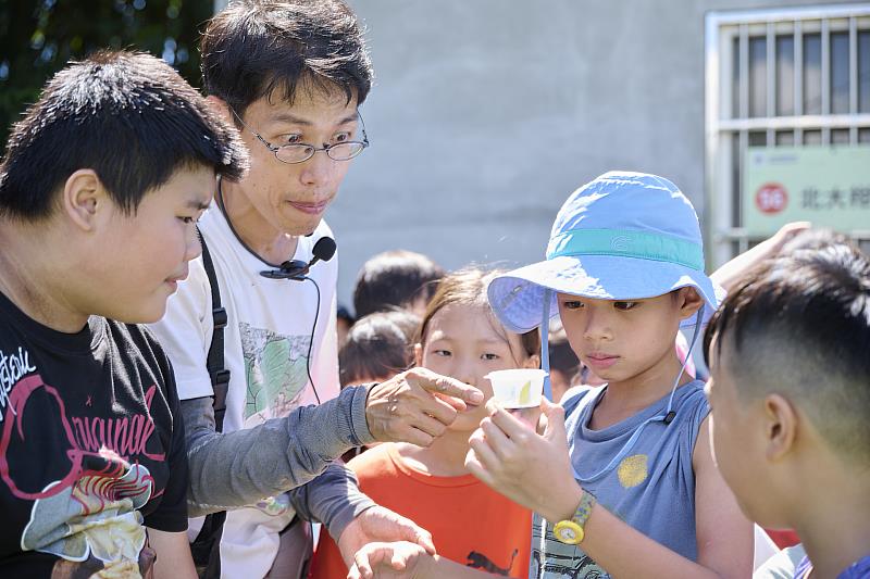 社造青年邱昌宏解說螢火蟲生態