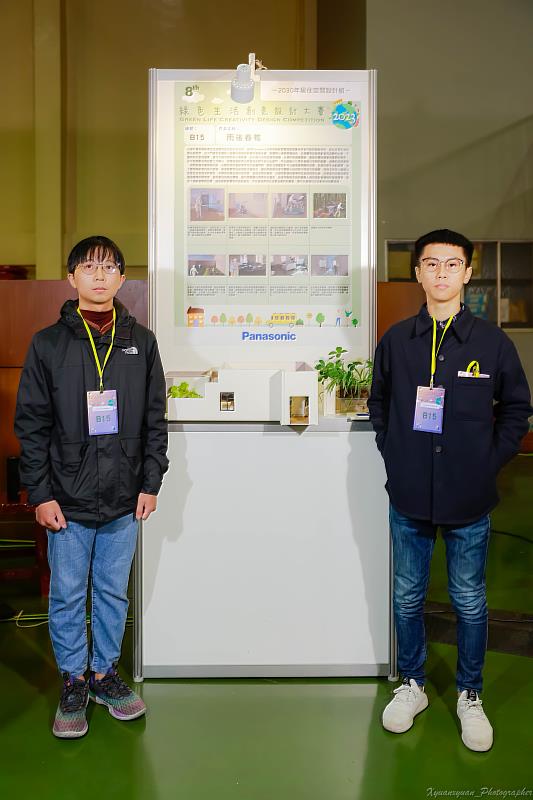 二年級巫牧宸(左)、翁淳釗(右)以作品「雨後春筍」獲得銀獎