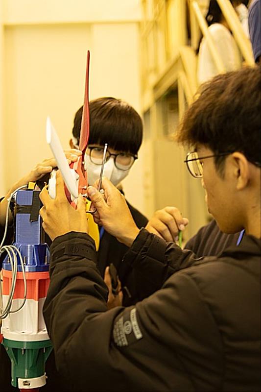 南臺風力盃-綠電創能創意淨零實作競賽之參賽隊伍在測試前確認葉片組裝之情形。