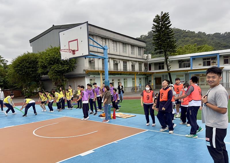 中信高中校慶趣味競賽，促進友誼和合作精神。(圖/中信國際學校提供)