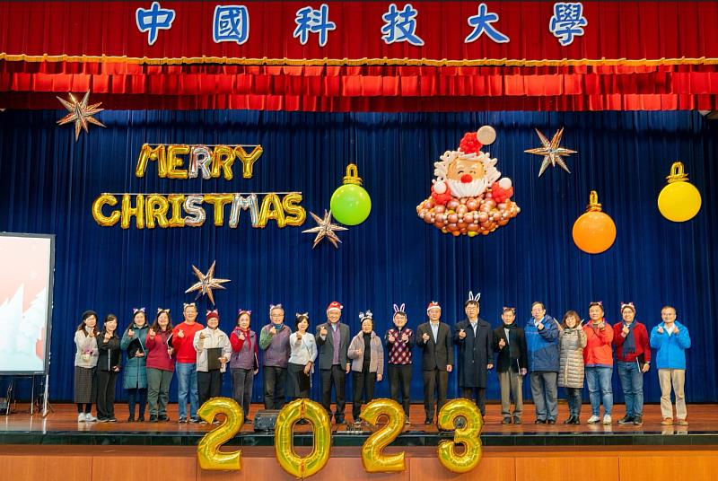 中國科大參與「112學年聖誕驚喜派對愛與歡樂的分享」音樂會之師長及工作人員。（圖／中國科大提供）