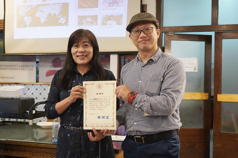 南華大學生技系葉月嬌教授(左)致贈感謝狀給台灣慢食協會葉國憲理事長(右)。
