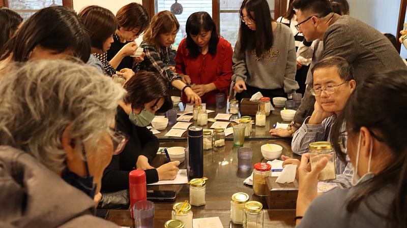 南華大學生技系葉月嬌教授帶領學員們進行米食品評。