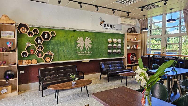 紫東社區將廢棄學校改建而成的「教室咖啡館」，提供咖啡及簡餐。