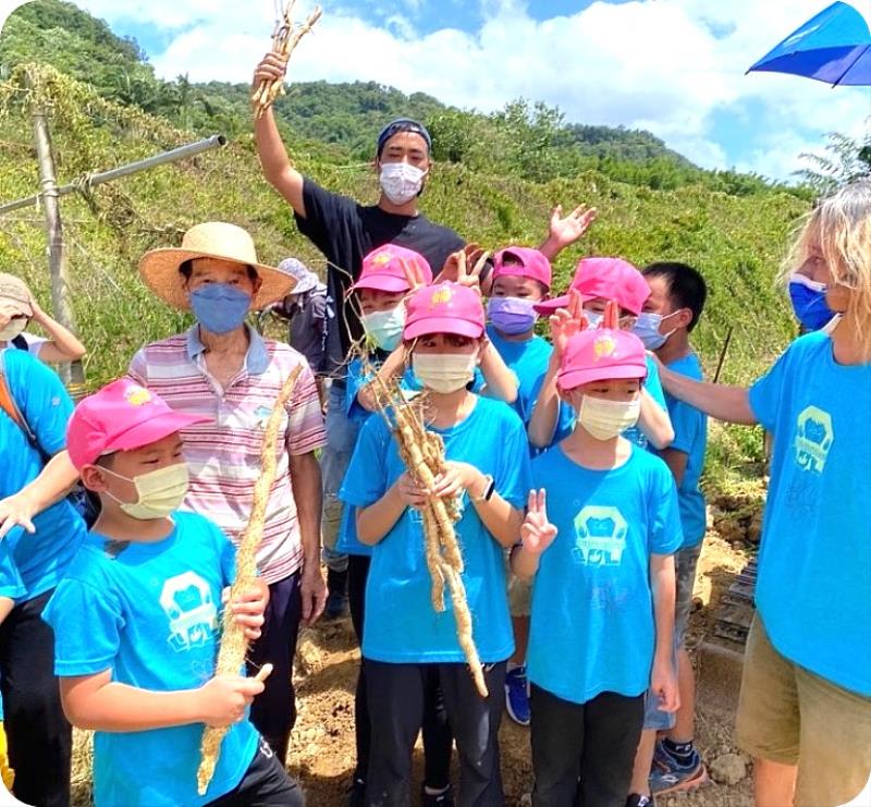 龍安社區提供農務體驗，帶民眾體驗挖山藥。