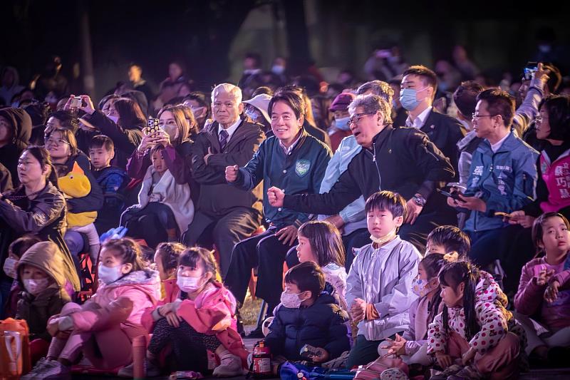 圖5 賴清德副總統與現場貴賓陪同小朋友、家長觀賞《雨馬》演出