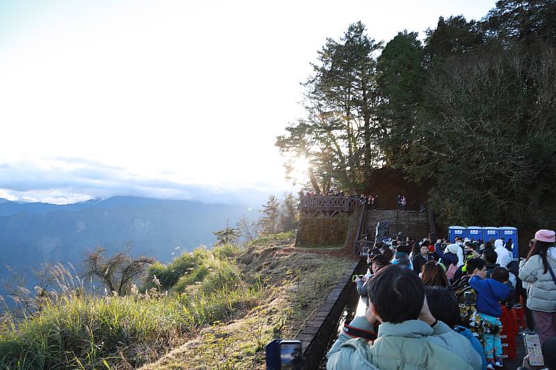 2024阿里山日出印象音樂會 人潮擠爆祝山觀日平台