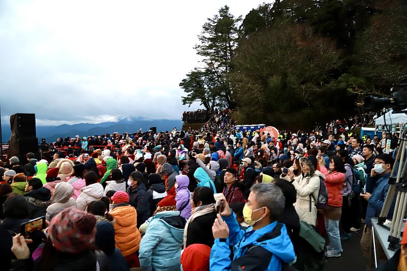 2024阿里山日出印象音樂會 人潮擠爆祝山觀日平台