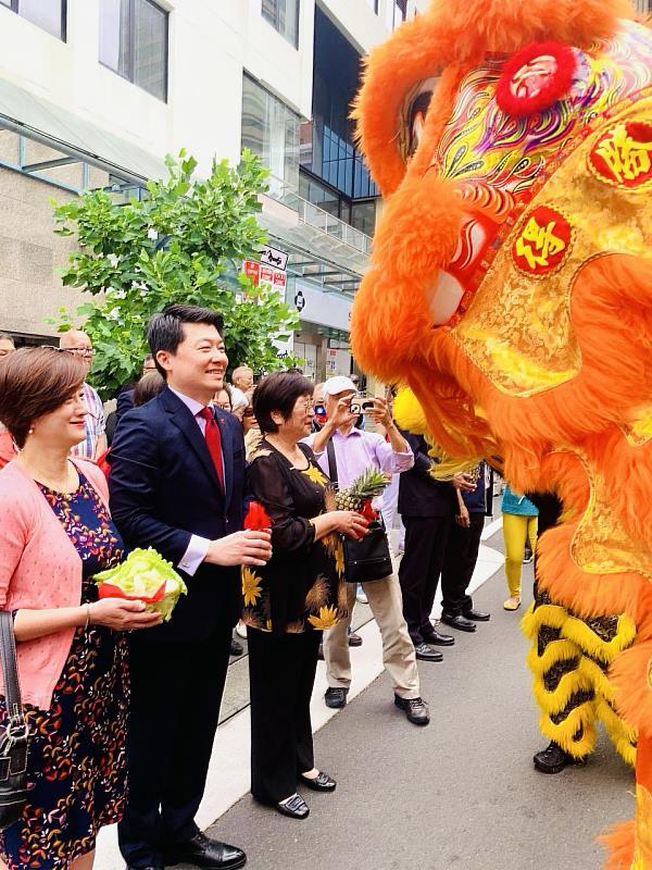 吳正偉處長伉儷喜迎祥獅獻瑞。