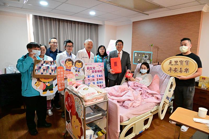新竹縣長楊文科(右三)前往東元綜合醫院，送上新生兒賀禮。
