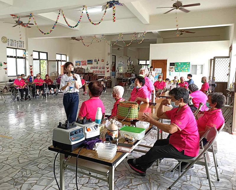 營養系學生實際前往社區關懷據點與在地居民互動進行宣導，累積經驗提升自信心，展現出在義守大學的學習成果(照片來源：義守大學提供)。