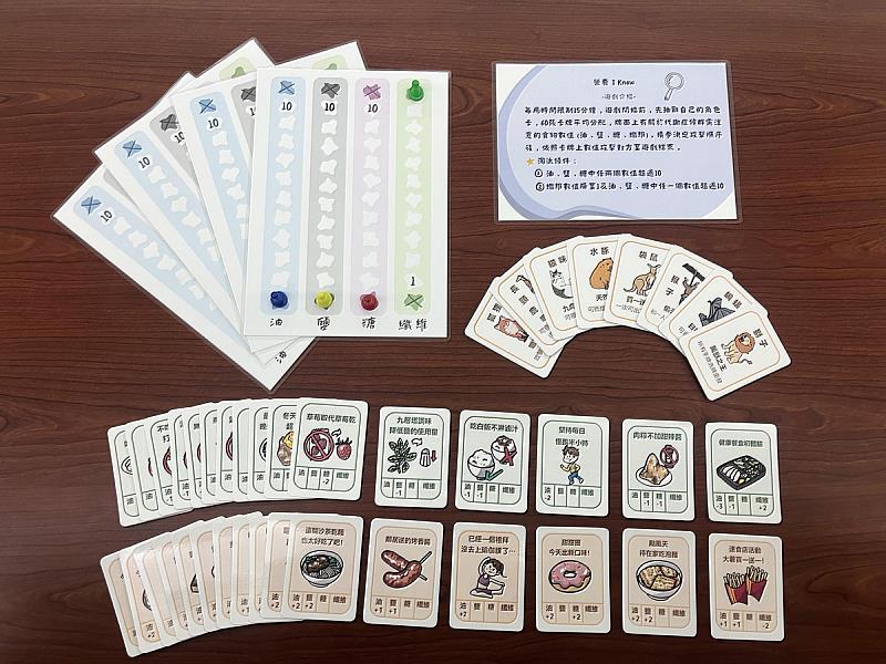 義守大學營養學系設計開發桌遊「營養I know!」,透過遊戲方式讓長輩們輕鬆認識代謝症候群的專業知識(照片來源:義守大學提供)。