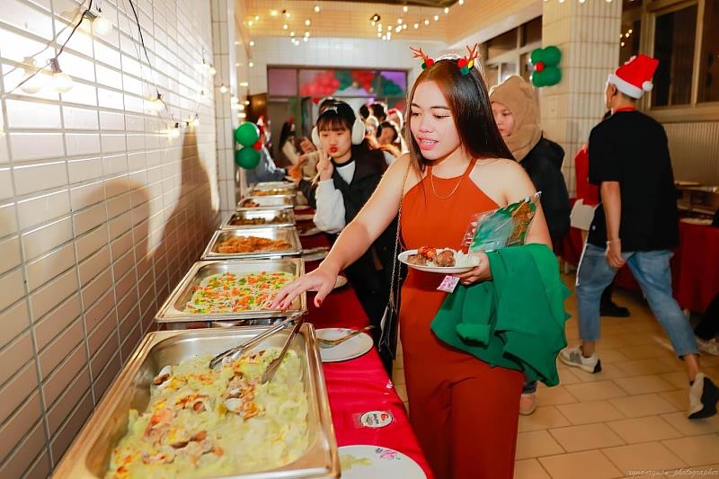 華語中心舉行「2023繽紛幸福聖誕饗宴」，學生享用美味餐點