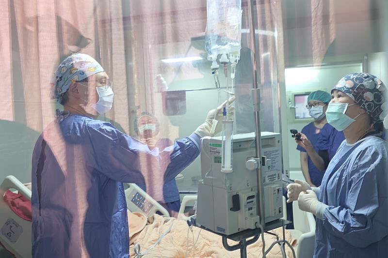 主治醫師免疫治療科副主任黃威翰(左)將製備過後的CAR-T細胞回輸進張女士體內。