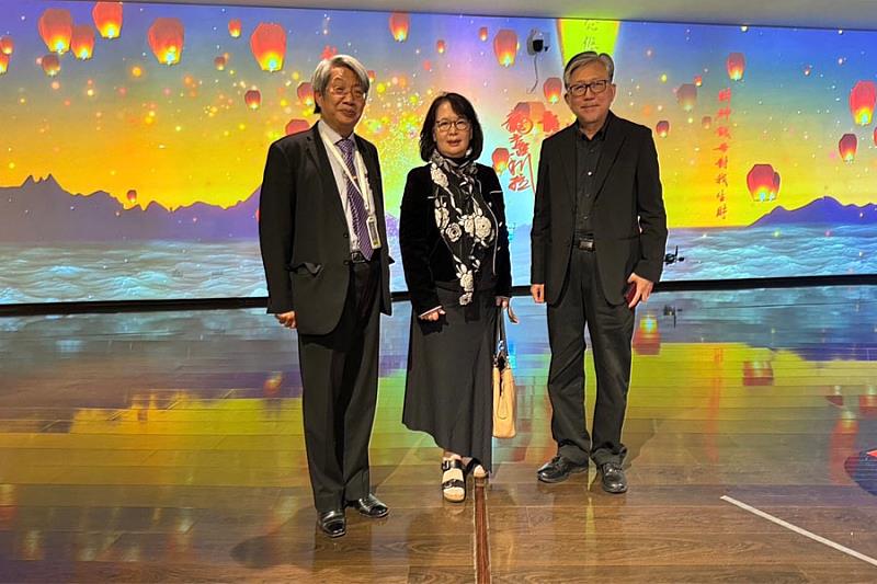 亞洲大學現代美術館館長潘襎（左）與國立台灣美術館前館長廖仁義（右）特地前往觀展，並與鄭月妹合影。