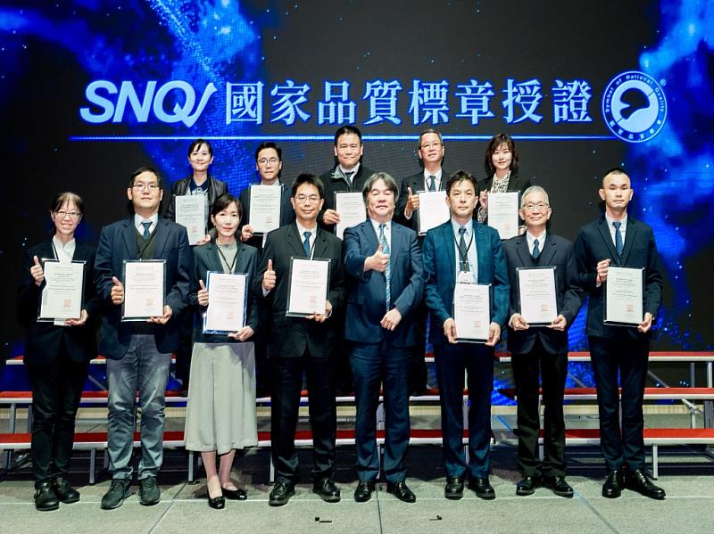花蓮慈濟醫院檢驗醫學科連續兩年獲得SNQ國家品質標章認證，由張淳淳主任(前排左一)代表接受。