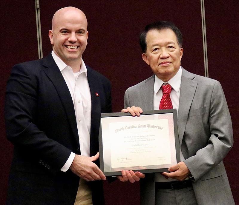 成大工程科學系玉山學者袁福國教授（右），獲 2023 R.J. 雷諾茲獎（R.J. Reynolds Award）殊榮，赴美領獎。
