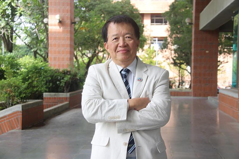 獲 R. J. 雷諾茲獎的成大工科系袁福國教授，是成大工科系畢業的 66 級校友
