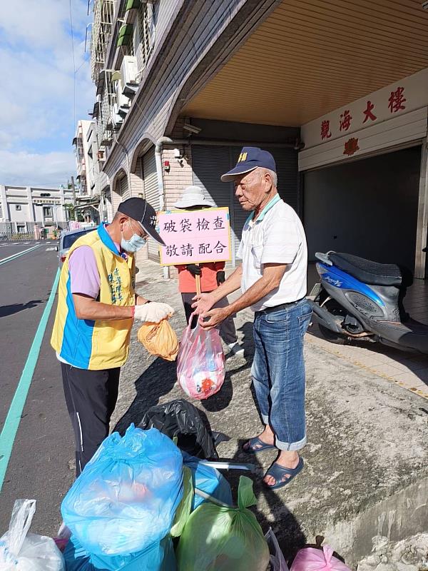 清潔隊辦理垃圾破袋檢查