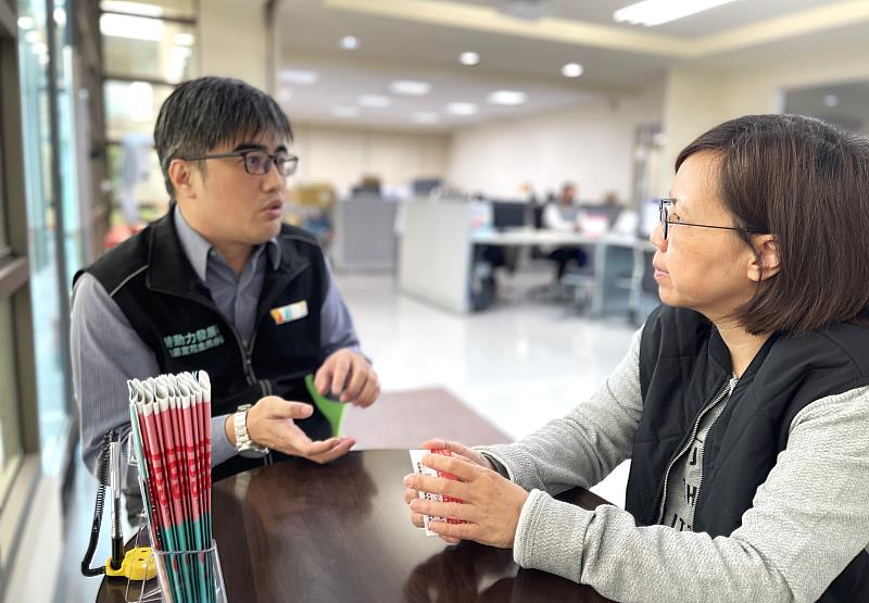 北分署啟動「僱用就安薪」服務網絡，主動提供減班休息企業與勞工通報預告、專人輔導、速審速撥3大服務