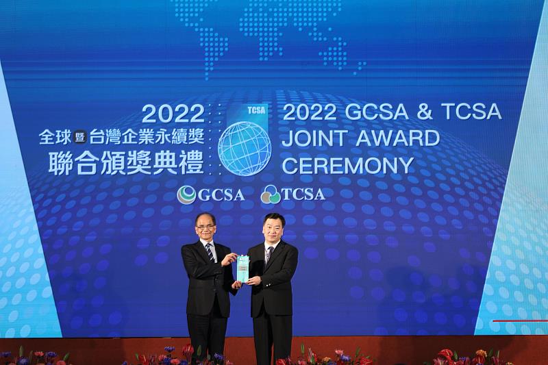 李天祥校長(右)在2022年代表崑大領取台灣永續典範大學獎－社會共融領袖獎，立法院長游錫堃(左)授獎